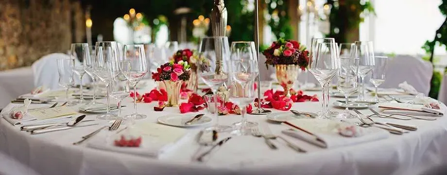 Creative Holiday Table Decorations for Restaurants