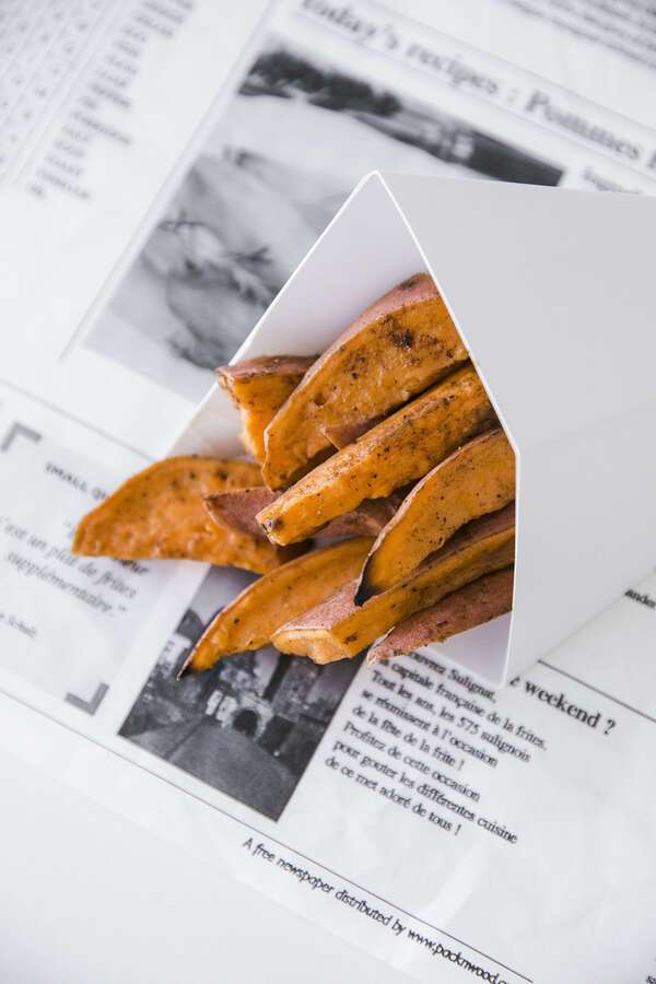 PacknWood 210CONFR2WH, 8 Oz White Paper Cones with Built-in Dipping Sauce Compartment, 500/CS